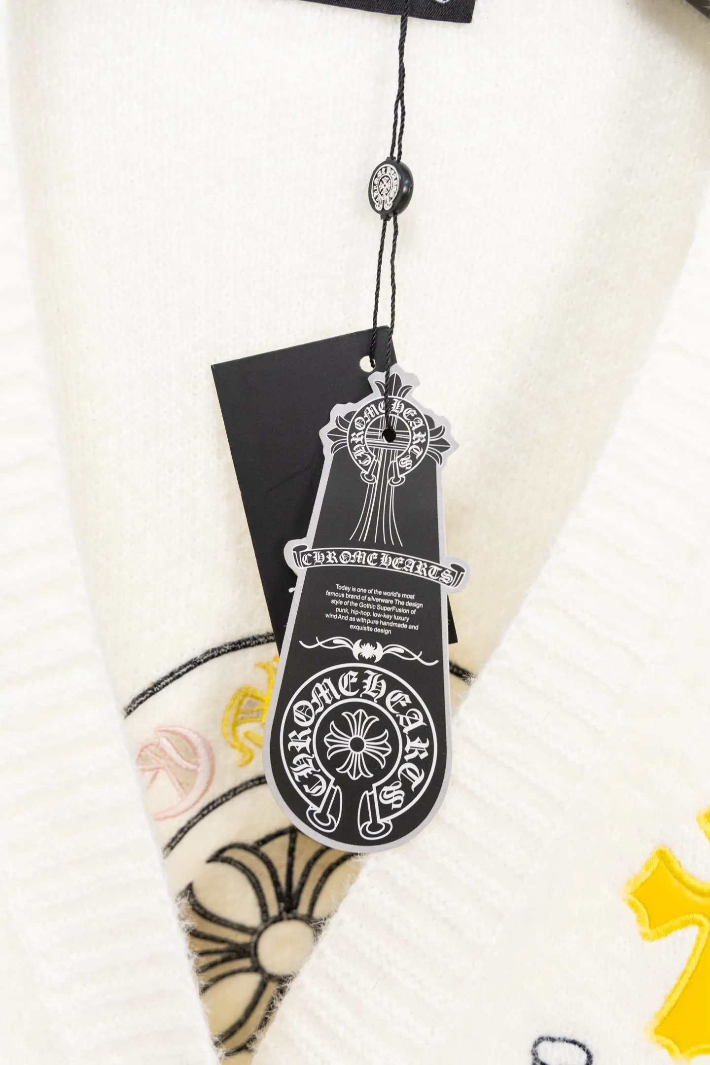 P300 Chrome Hearts CH Chrome Hearts 2026 new cross loose knitted V-neck cardigan Fabric: Made of plush textured knitted material, soft to the touch and with a lazy atmosphere; Decoration: Red, yellow, and black cross ornaments on the chest, paired with brand logo patches, which are iconic elements of street fashion brands (such as Chrome Hearts style), enhancing visual recognition; Version: Loose version + single-row metal button design, combining casual feeling and practicality. 2. Style and Adaptation Style: It combines dark street style and gentle knitted texture, which belongs to the tone of "sweet and cool mix"; Scenario: Can be worn with a T-shirt/suspender to create a daily street look, or can be layered with a shirt for light casual wear. Color: Black White Size: M L XL